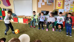 granie na instrumentach rytmu wyznaczonego przez skaczącą piłkę