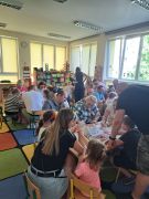Rodzina wykonuje pracę plastyczną
