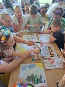 Rodzina wykonuje pracę plastyczną