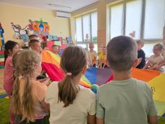 Zabawy integracyjne z chustą