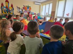 Zabawy integracyjne z chustą