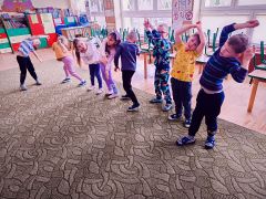 ilustracja do wpisu 
„Gazeciuchowe zabawy” – z wykorzystaniem metody R. Labana